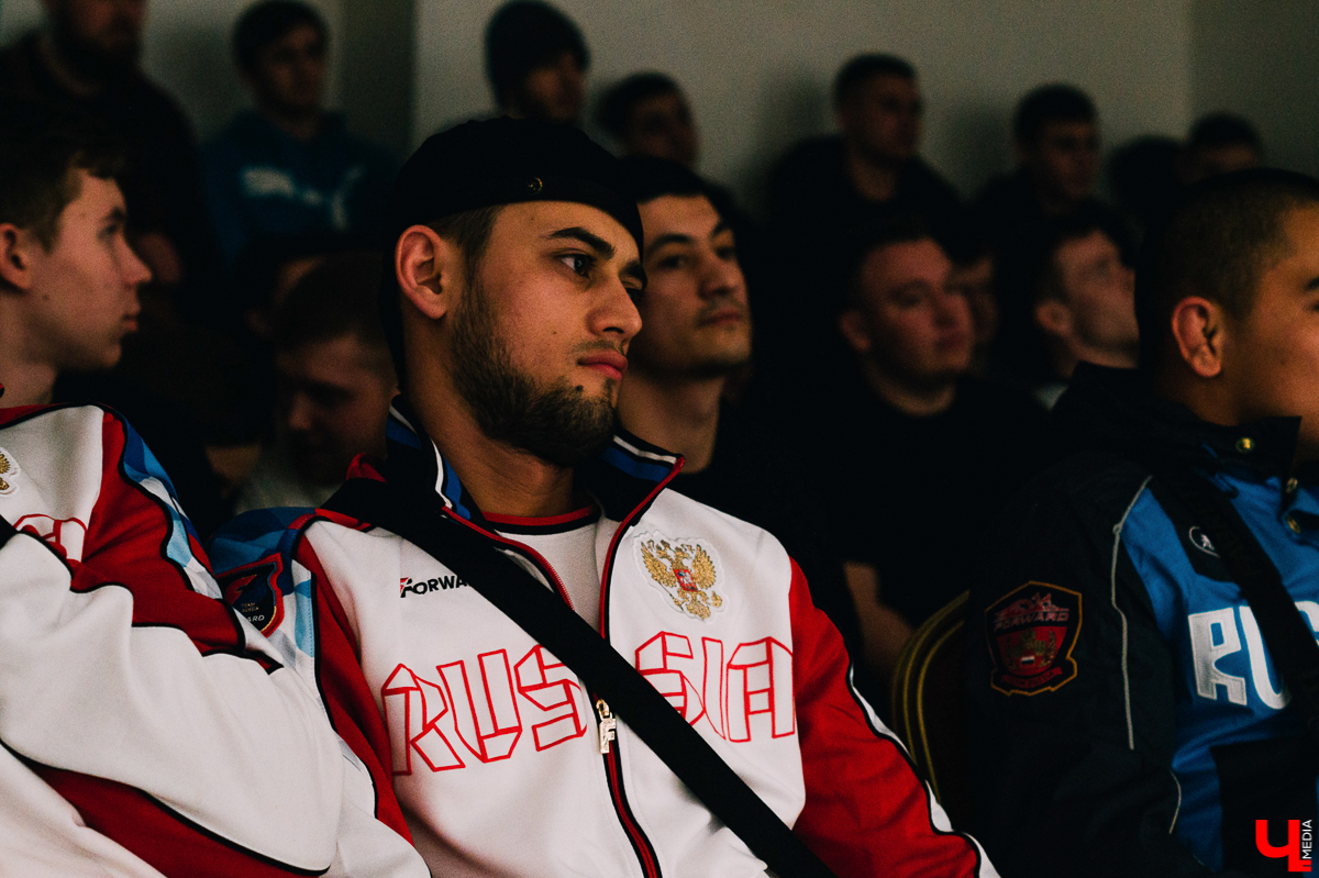 Первая пресс-конференция бойцов в рамках владимирского ютуб-шоу «HEADSHOT» была ох какой горячей. Как думаете, махали ли ребята кулаками до драки?