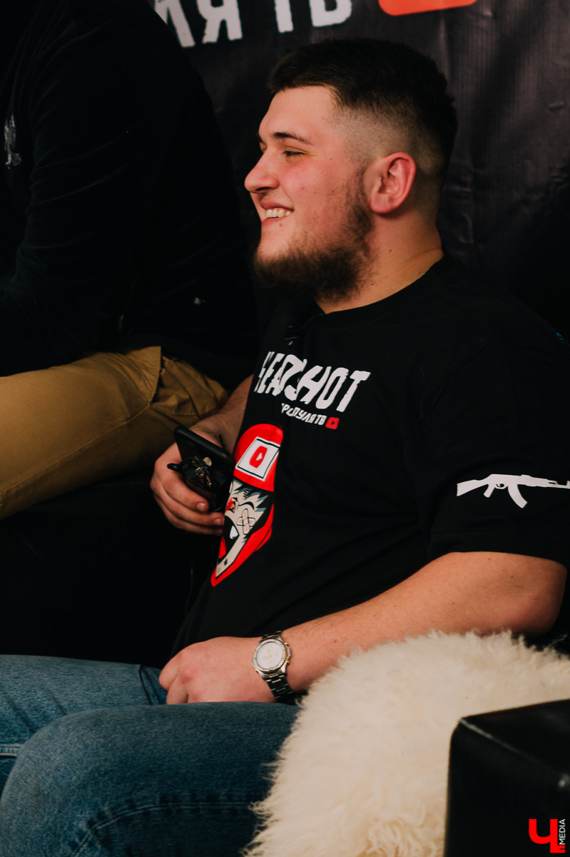 Первая пресс-конференция бойцов в рамках владимирского ютуб-шоу «HEADSHOT» была ох какой горячей. Как думаете, махали ли ребята кулаками до драки?