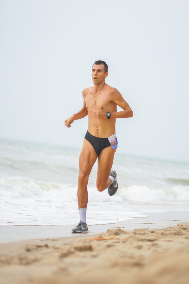 Владислав Демьянов вновь занял первое место в марафоне протяженностью 10 километров, пикантной особенностью которого стало то, что участники бегут во всей красе: девушки в бикини, а мужчины в плавках