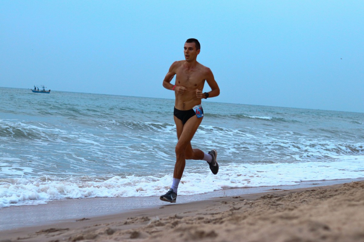 Владислав Демьянов вновь занял первое место в марафоне протяженностью 10 километров, пикантной особенностью которого стало то, что участники бегут во всей красе: девушки в бикини, а мужчины в плавках