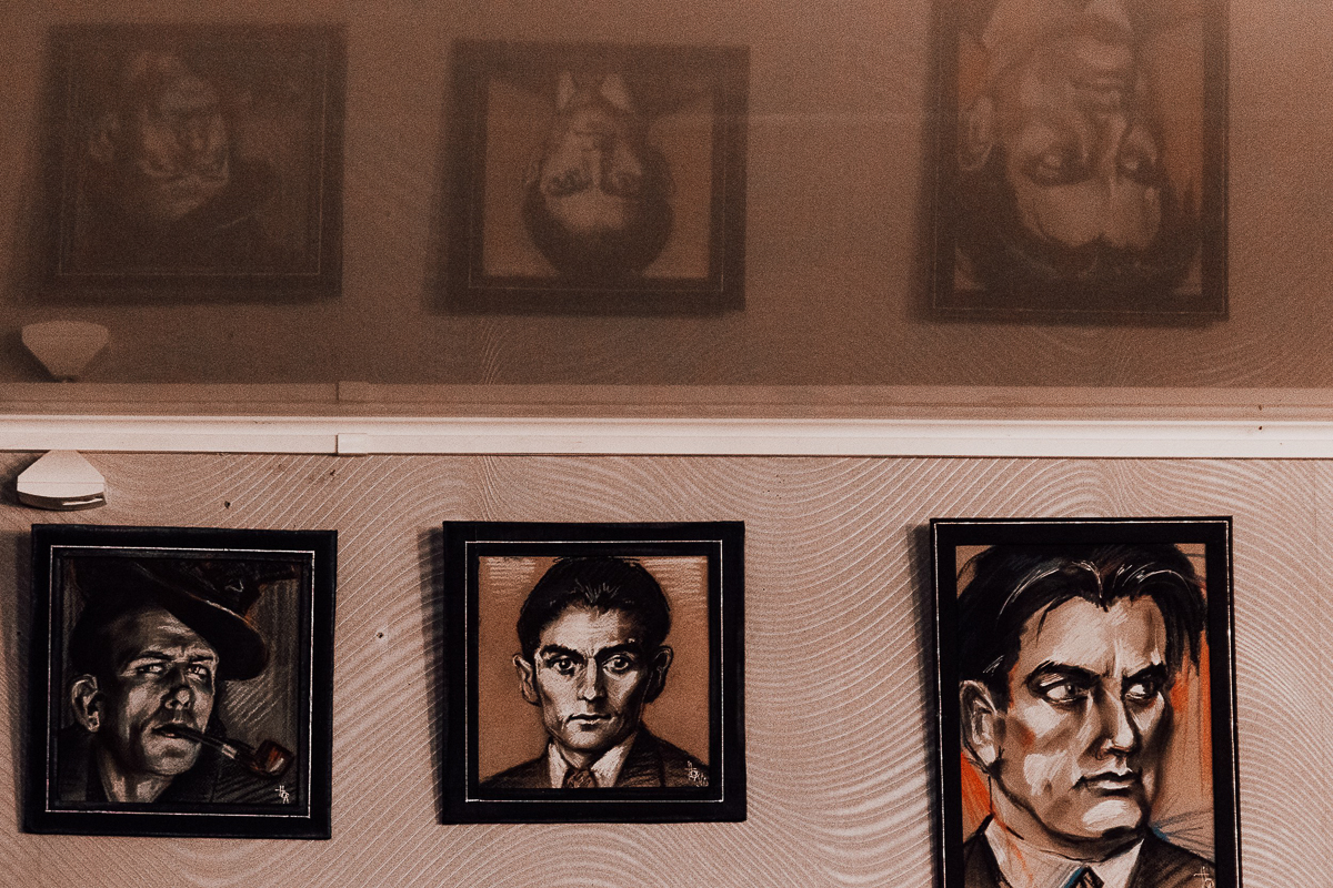 Для тех, в чьей жизни мало лирики, постарались владимирские поэты. Прочли около сотни стихотворений и теперь крутят их в книжном магазине вместо музыки