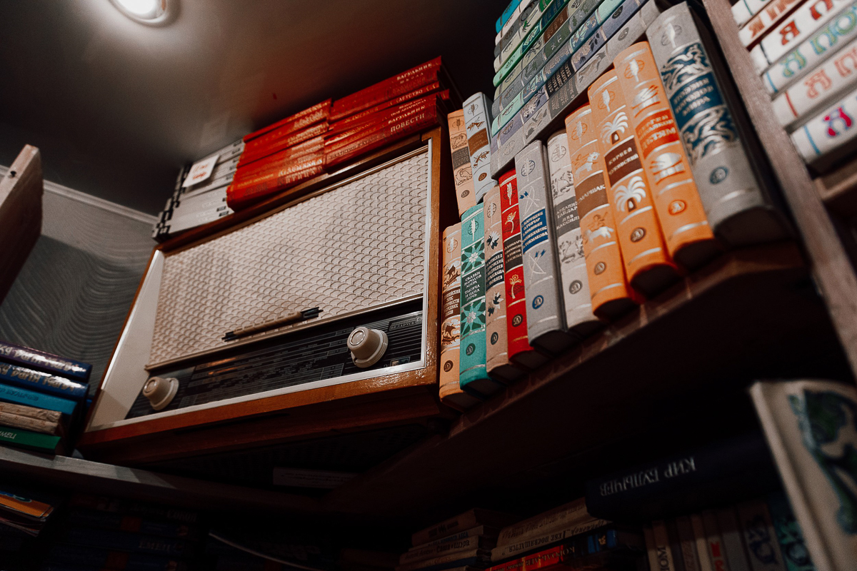 Для тех, в чьей жизни мало лирики, постарались владимирские поэты. Прочли около сотни стихотворений и теперь крутят их в книжном магазине вместо музыки