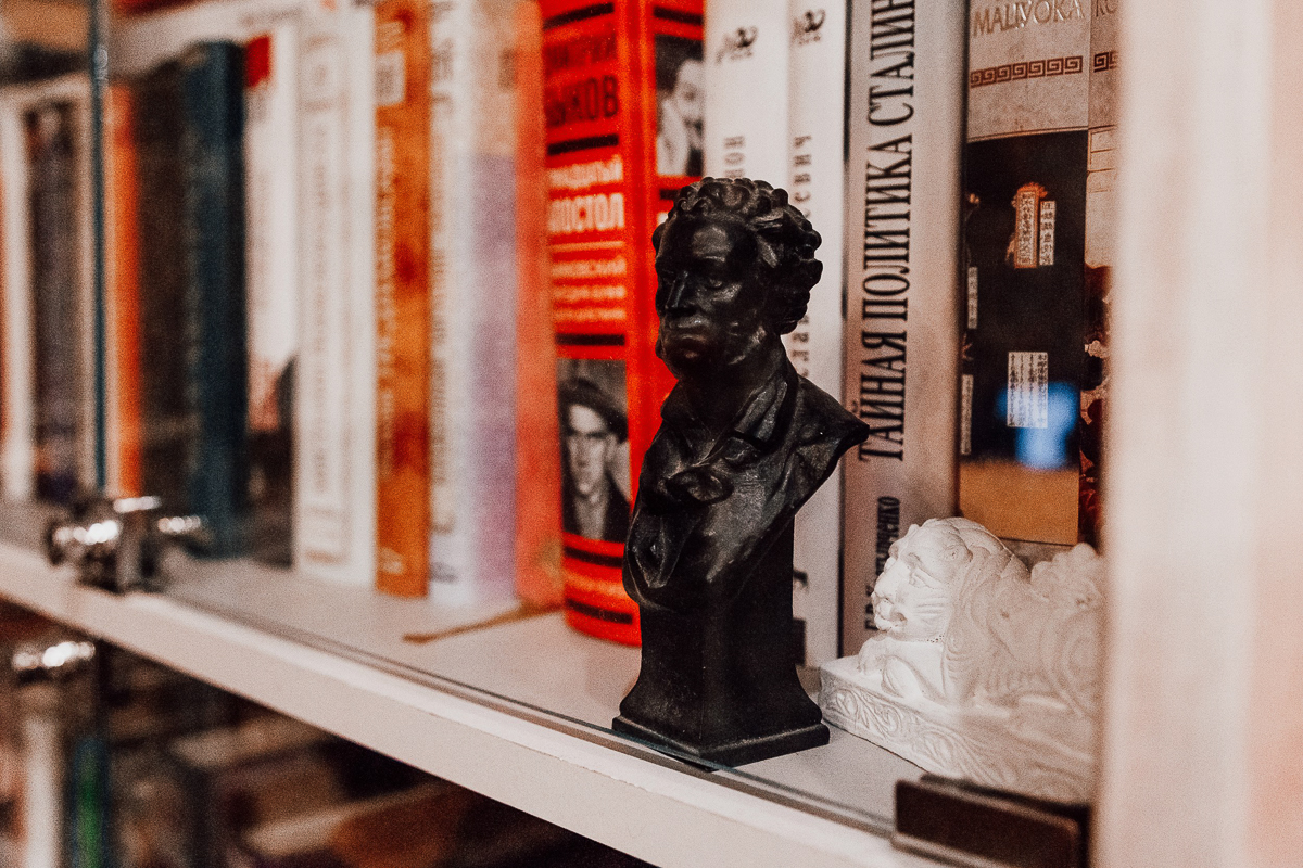 Для тех, в чьей жизни мало лирики, постарались владимирские поэты. Прочли около сотни стихотворений и теперь крутят их в книжном магазине вместо музыки