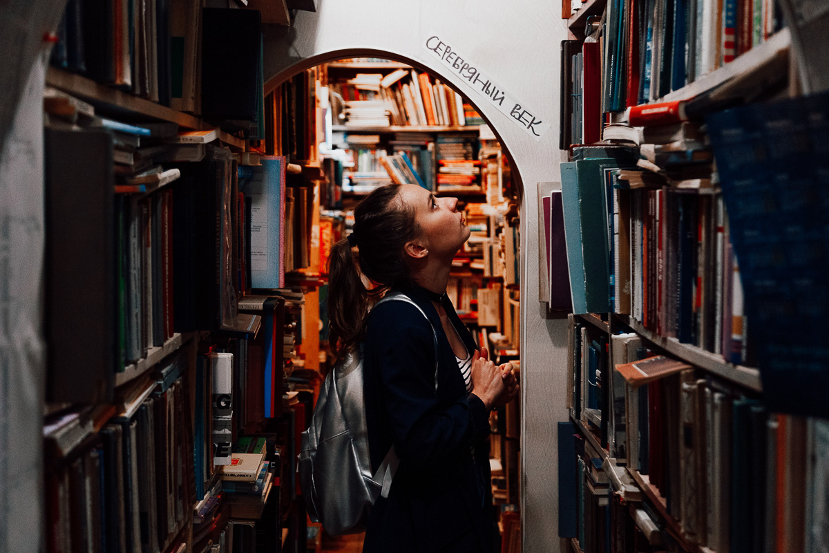 Для тех, в чьей жизни мало лирики, постарались владимирские поэты. Прочли около сотни стихотворений и теперь крутят их в книжном магазине вместо музыки