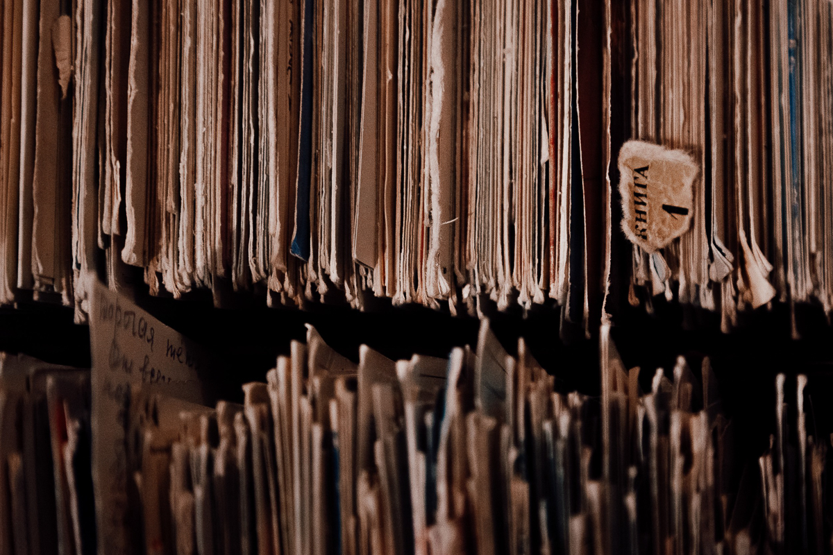 Для тех, в чьей жизни мало лирики, постарались владимирские поэты. Прочли около сотни стихотворений и теперь крутят их в книжном магазине вместо музыки