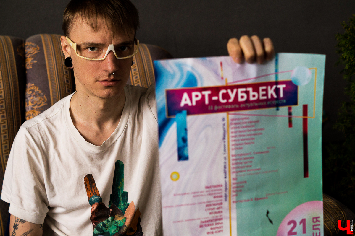 Для тех, в чьей жизни мало лирики, постарались владимирские поэты. Прочли около сотни стихотворений и теперь крутят их в книжном магазине вместо музыки