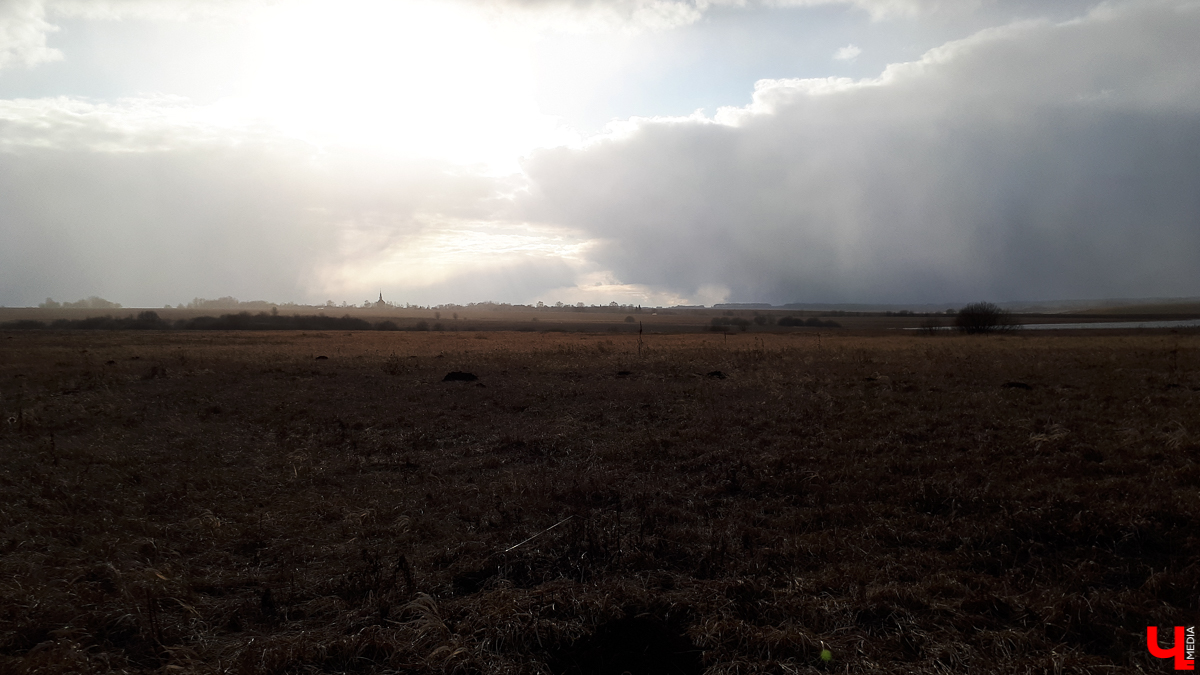 В селе Весь Суздальского района стоит необычный заброшенный храм. Он - двухуровневый, некогда очень богатый и красивый