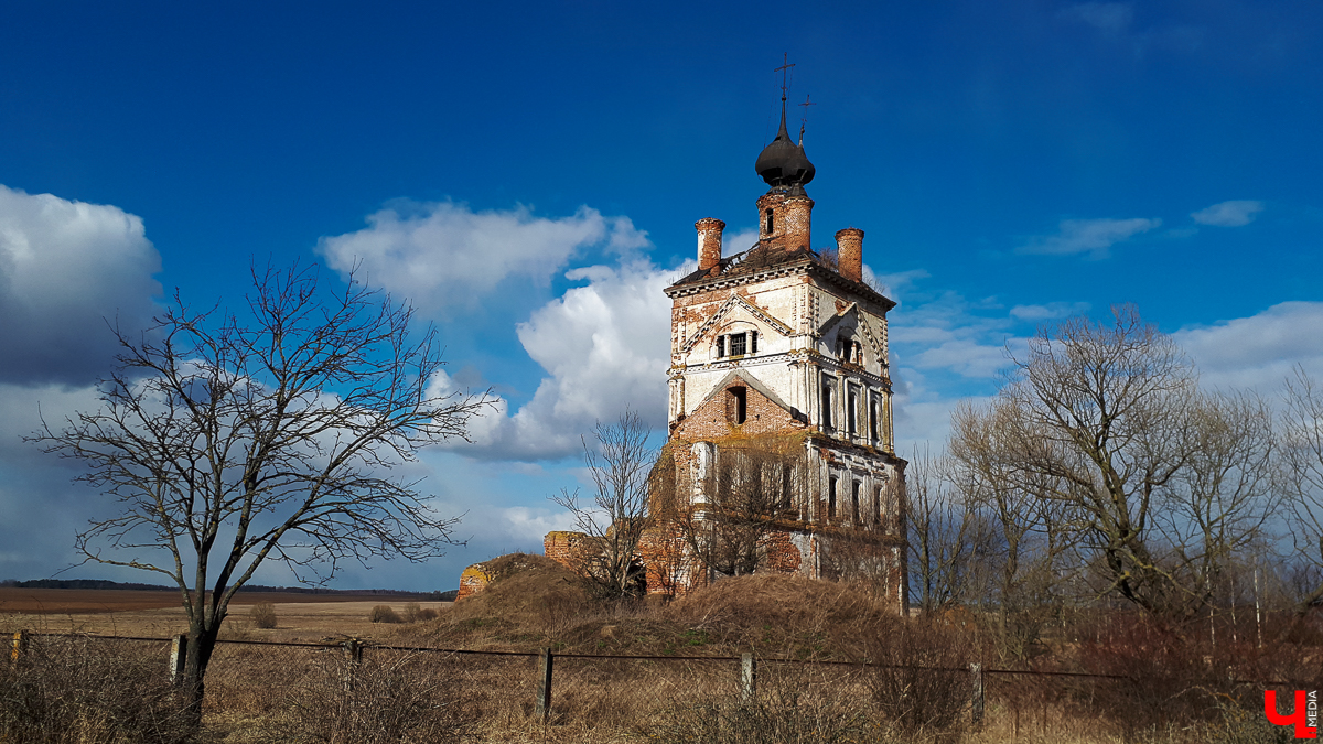 В селе Весь Суздальского района стоит необычный заброшенный храм. Он - двухуровневый, некогда очень богатый и красивый