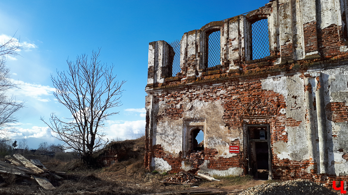 В селе Весь Суздальского района стоит необычный заброшенный храм. Он - двухуровневый, некогда очень богатый и красивый