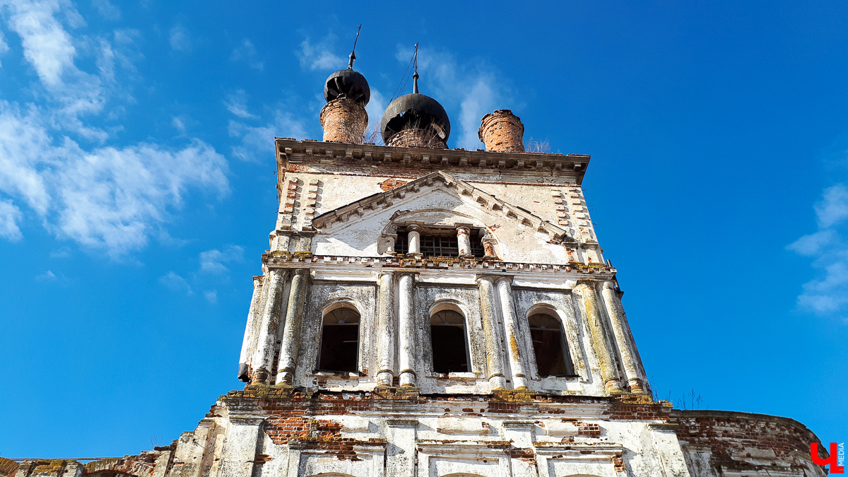 В селе Весь Суздальского района стоит необычный заброшенный храм. Он - двухуровневый, некогда очень богатый и красивый