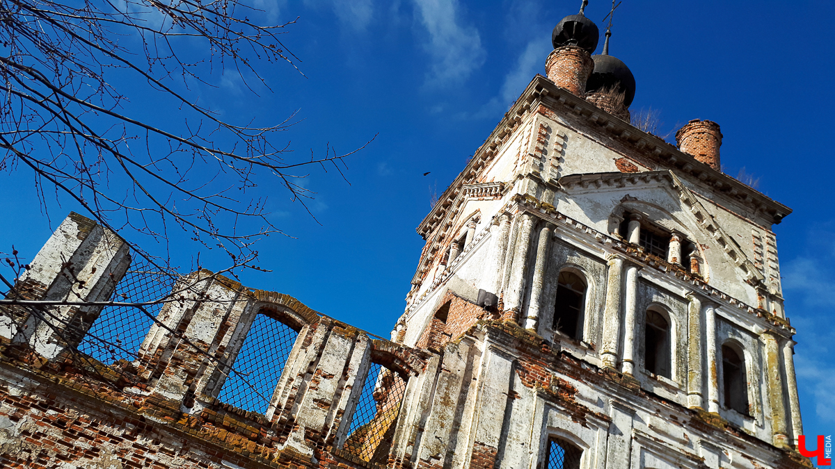 В селе Весь Суздальского района стоит необычный заброшенный храм. Он - двухуровневый, некогда очень богатый и красивый