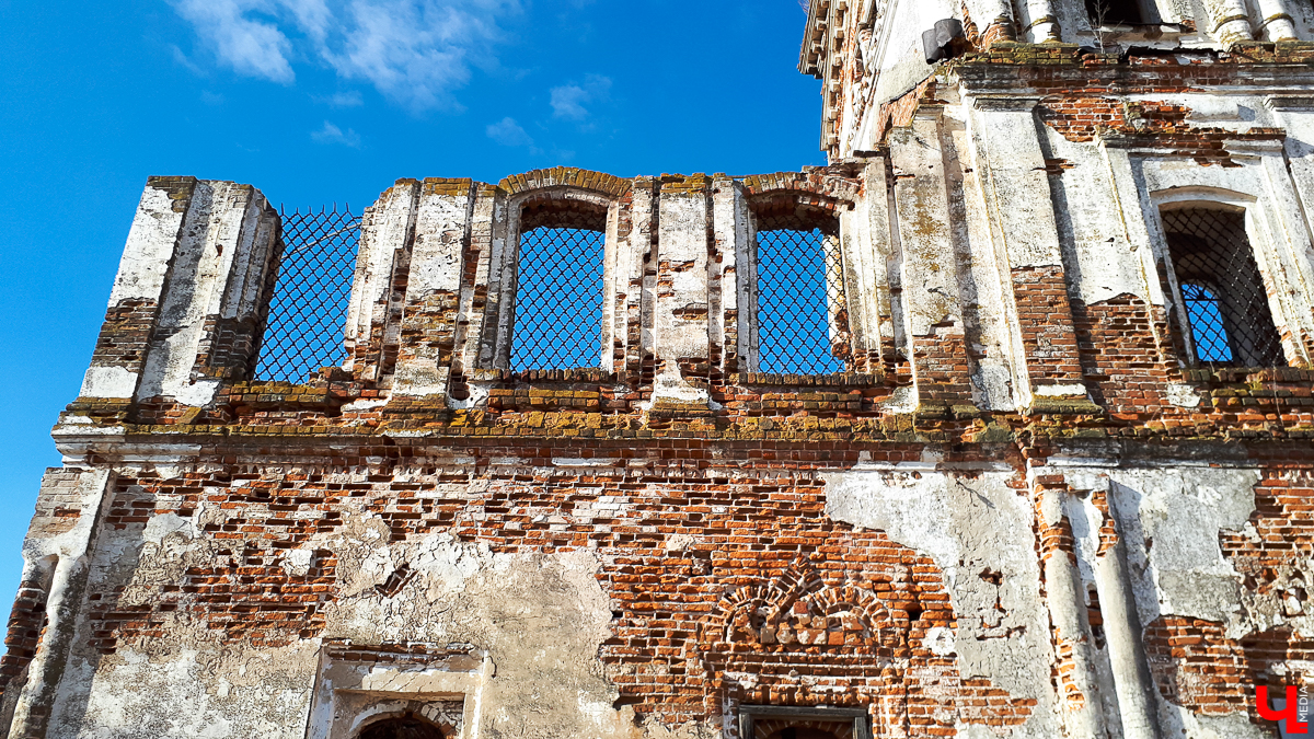 В селе Весь Суздальского района стоит необычный заброшенный храм. Он - двухуровневый, некогда очень богатый и красивый