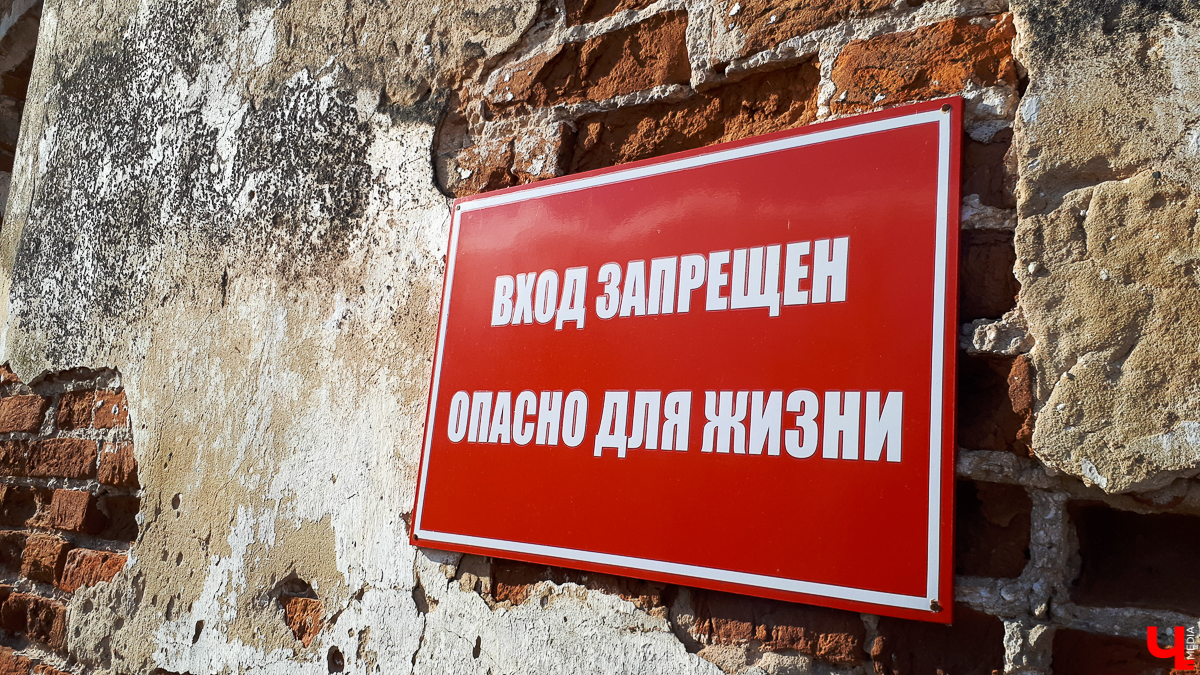 В селе Весь Суздальского района стоит необычный заброшенный храм. Он - двухуровневый, некогда очень богатый и красивый