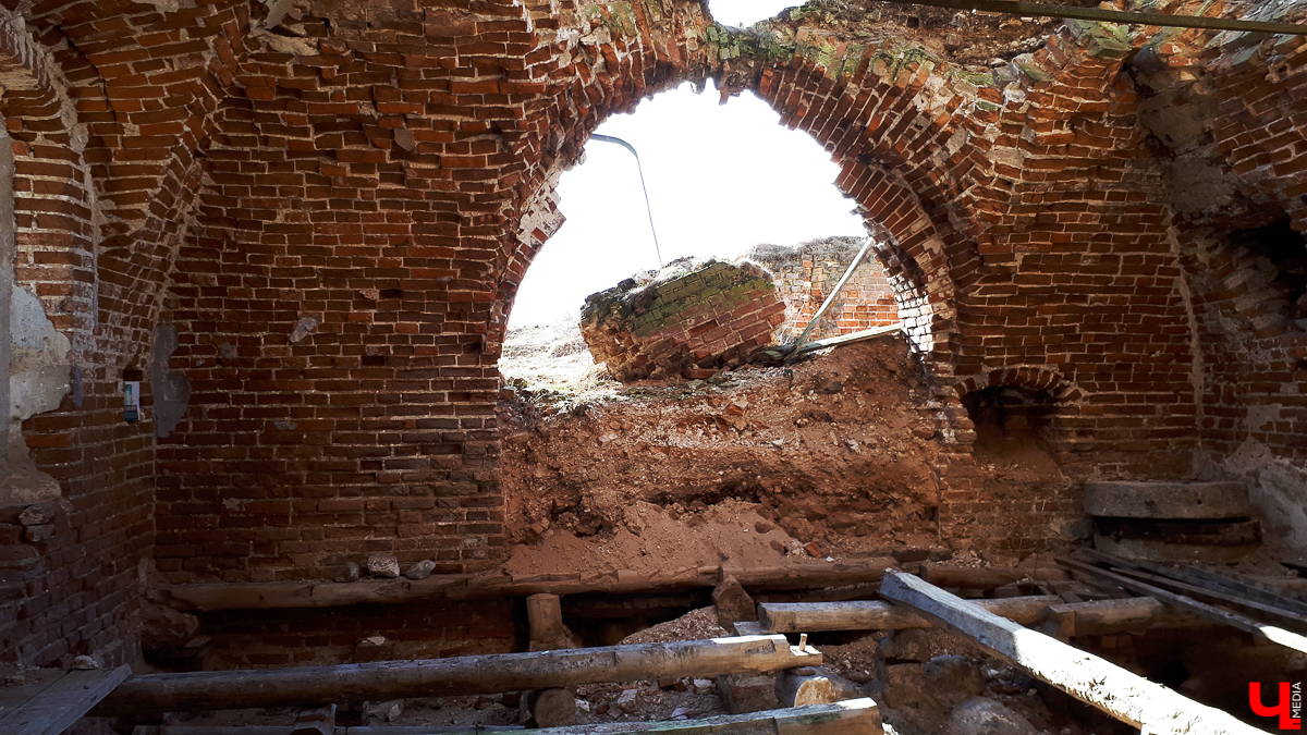 В селе Весь Суздальского района стоит необычный заброшенный храм. Он - двухуровневый, некогда очень богатый и красивый