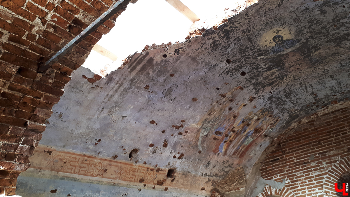 В селе Весь Суздальского района стоит необычный заброшенный храм. Он - двухуровневый, некогда очень богатый и красивый