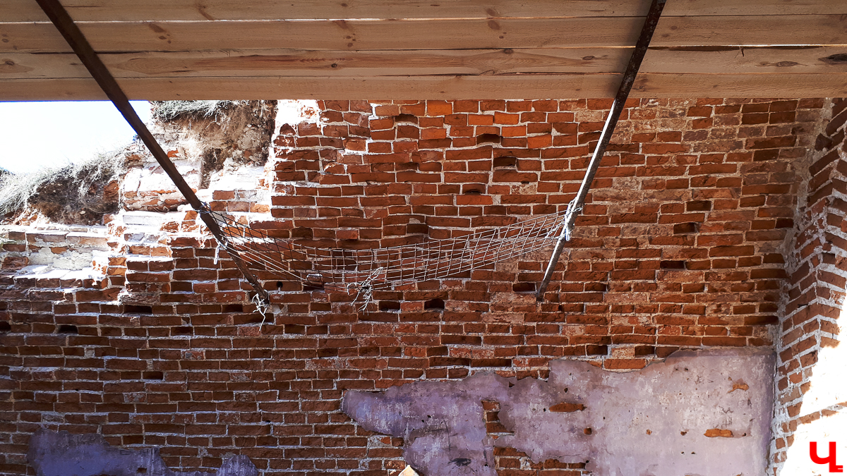 В селе Весь Суздальского района стоит необычный заброшенный храм. Он - двухуровневый, некогда очень богатый и красивый