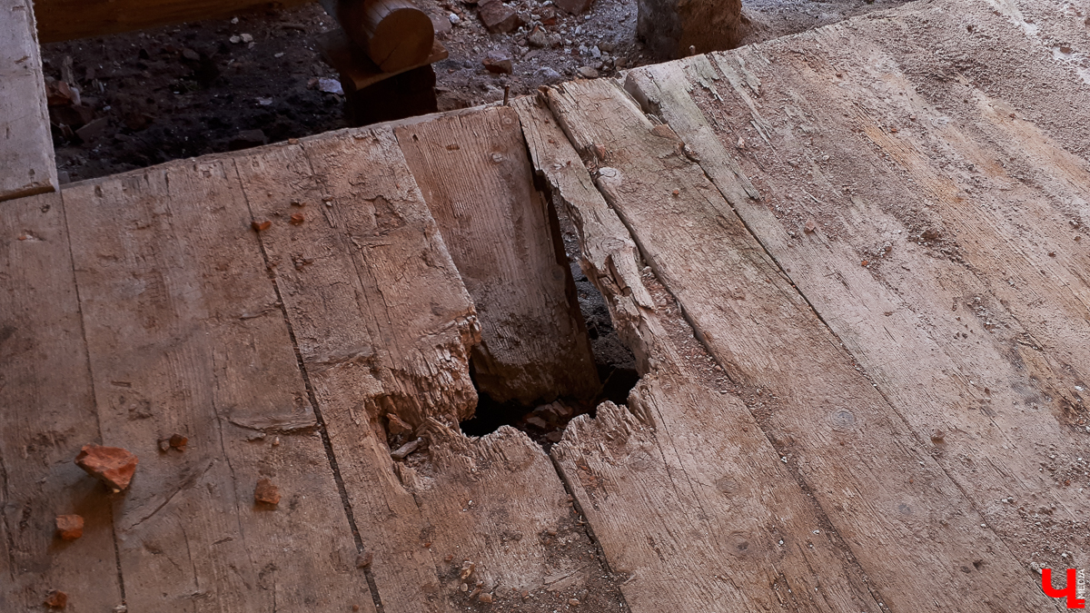 В селе Весь Суздальского района стоит необычный заброшенный храм. Он - двухуровневый, некогда очень богатый и красивый