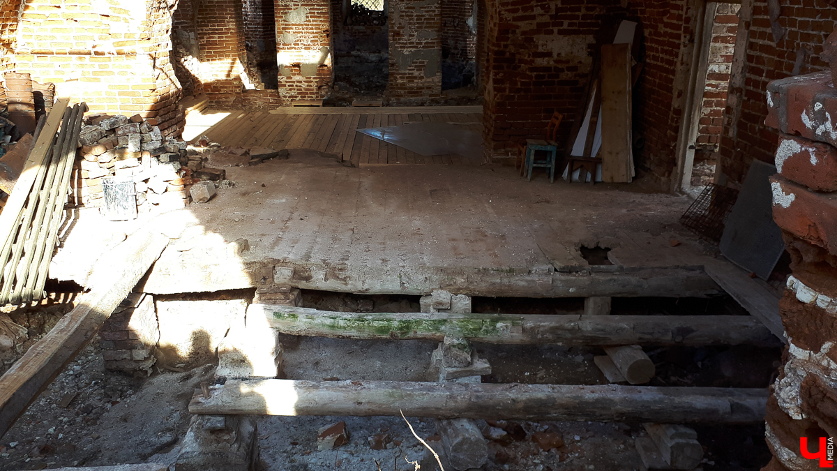 В селе Весь Суздальского района стоит необычный заброшенный храм. Он - двухуровневый, некогда очень богатый и красивый