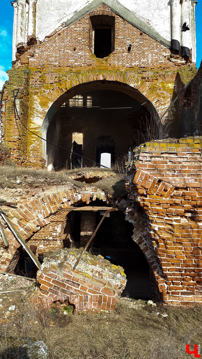 В селе Весь Суздальского района стоит необычный заброшенный храм. Он - двухуровневый, некогда очень богатый и красивый