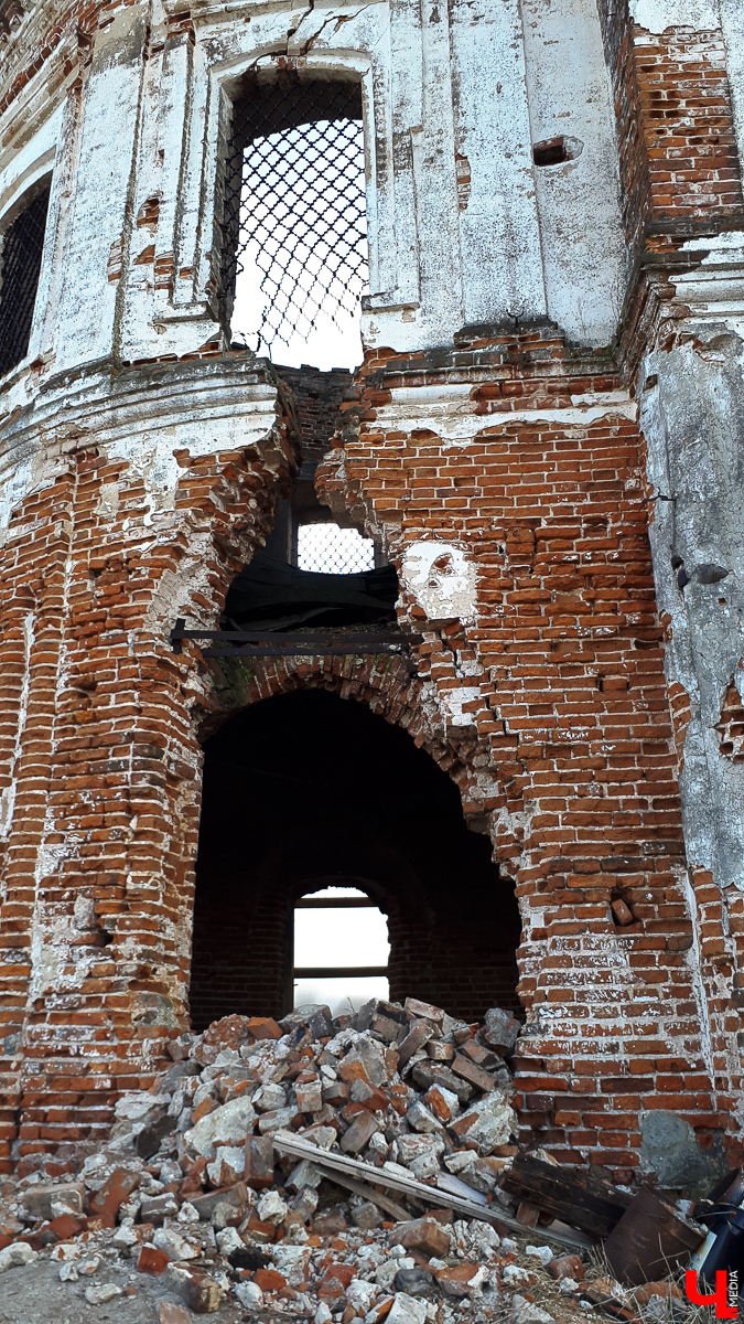 В селе Весь Суздальского района стоит необычный заброшенный храм. Он - двухуровневый, некогда очень богатый и красивый