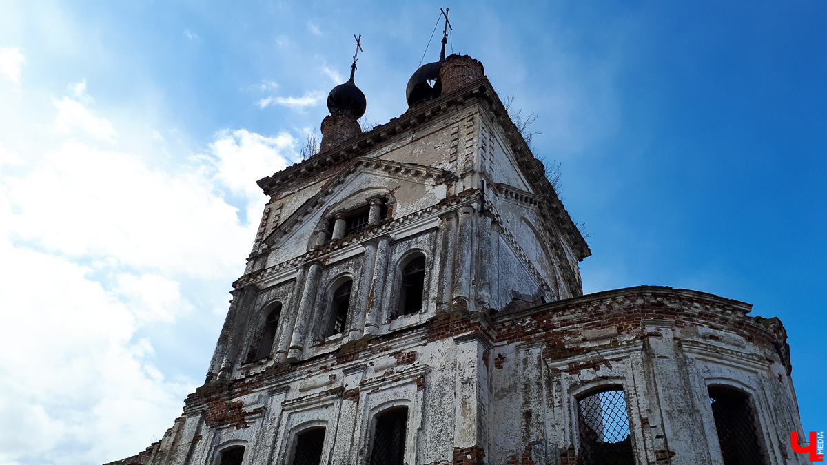В селе Весь Суздальского района стоит необычный заброшенный храм. Он - двухуровневый, некогда очень богатый и красивый