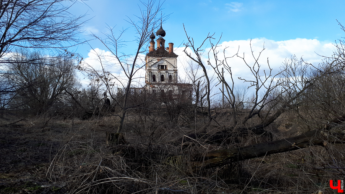В селе Весь Суздальского района стоит необычный заброшенный храм. Он - двухуровневый, некогда очень богатый и красивый