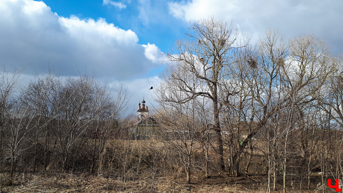 В селе Весь Суздальского района стоит необычный заброшенный храм. Он - двухуровневый, некогда очень богатый и красивый