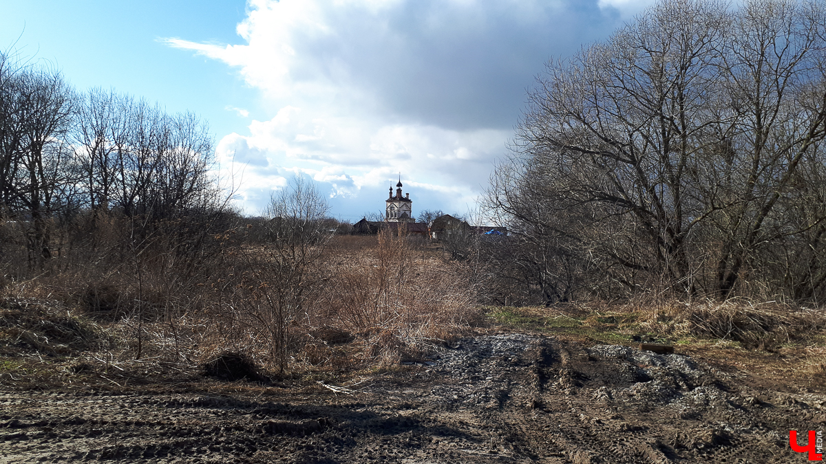 В селе Весь Суздальского района стоит необычный заброшенный храм. Он - двухуровневый, некогда очень богатый и красивый
