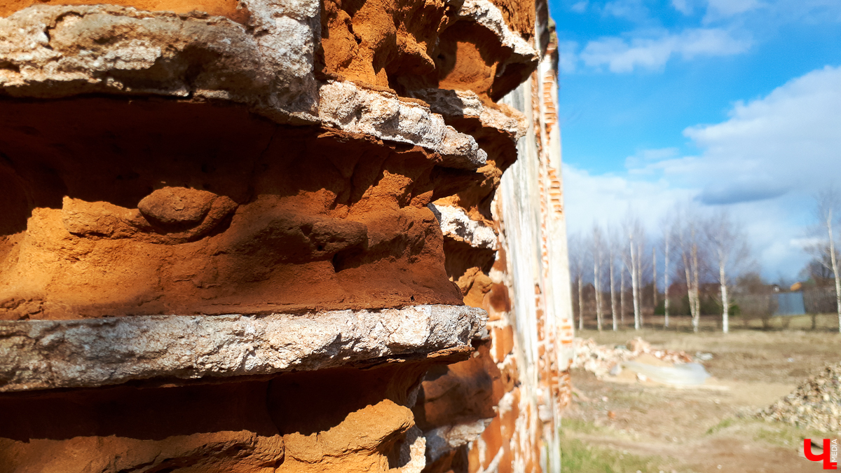 В селе Весь Суздальского района стоит необычный заброшенный храм. Он - двухуровневый, некогда очень богатый и красивый