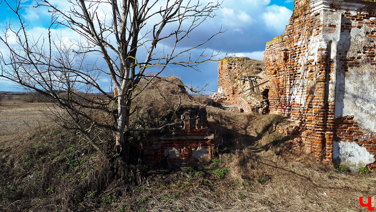 В селе Весь Суздальского района стоит необычный заброшенный храм. Он - двухуровневый, некогда очень богатый и красивый