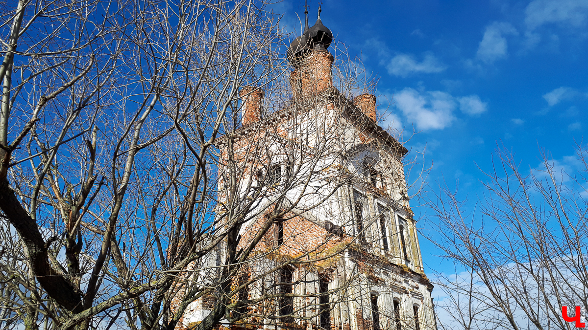 В селе Весь Суздальского района стоит необычный заброшенный храм. Он - двухуровневый, некогда очень богатый и красивый
