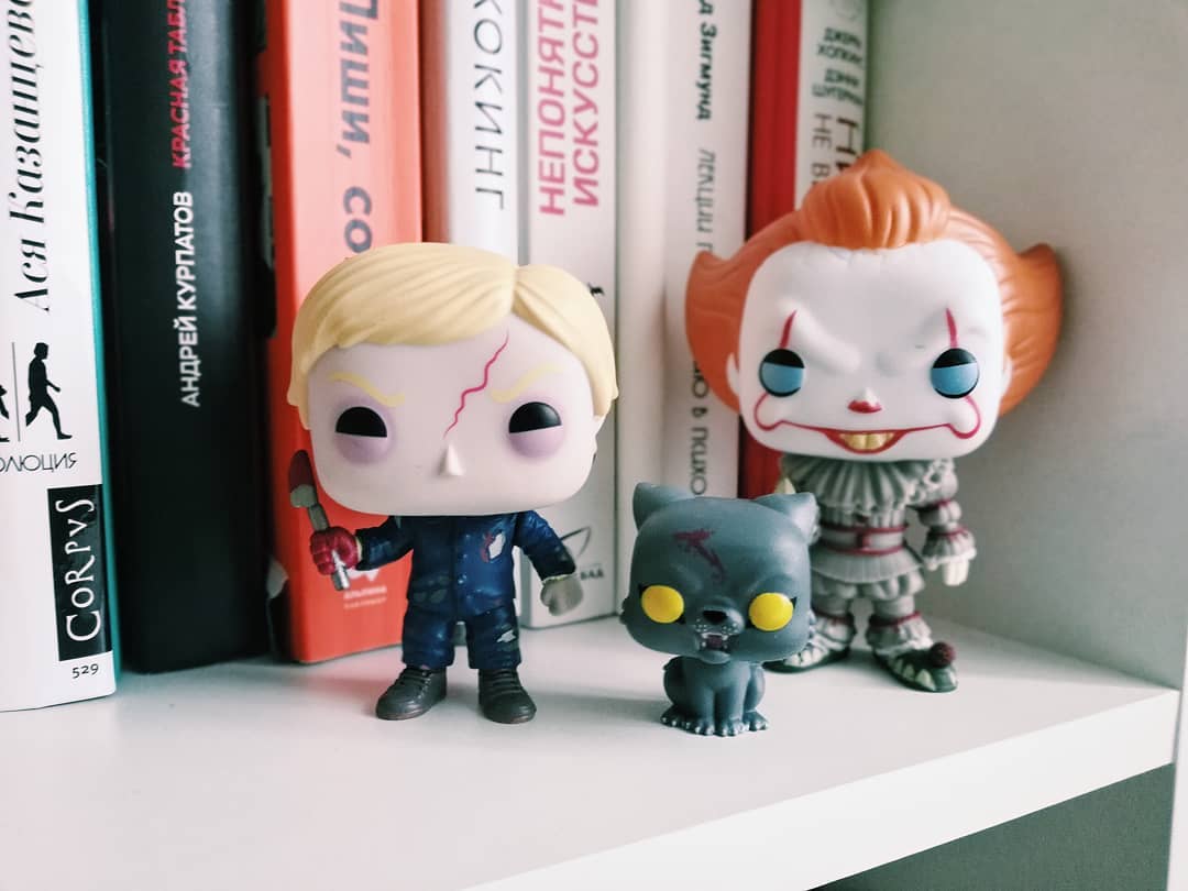 Сначала вы жаловались, что нет времени на чтение, а теперь ленитесь? Не надо так! Блогер Агата Варламова облегчила вам поиск и составила список книг, от которых невозможно оторваться