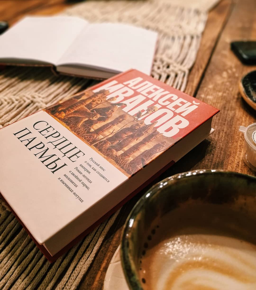 Сначала вы жаловались, что нет времени на чтение, а теперь ленитесь? Не надо так! Блогер Агата Варламова облегчила вам поиск и составила список книг, от которых невозможно оторваться