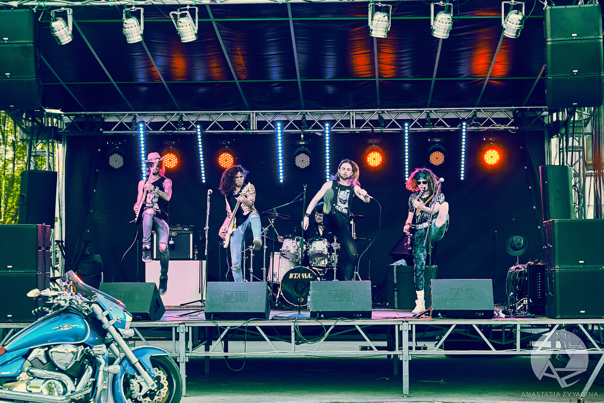 Группа Bosphorus Night – яркая звездочка на владимирской музыкальной сцене. Лосины и вызывающий макияж, мощные гитарные хуки, прилипчивые мелодии. Наконец, ставшая популярной у молодежи вечеринка имени себя, на которой бананы поливаются сливками, а музыкальные номера могут быть внезапно разбавлены настоящим стриптизом