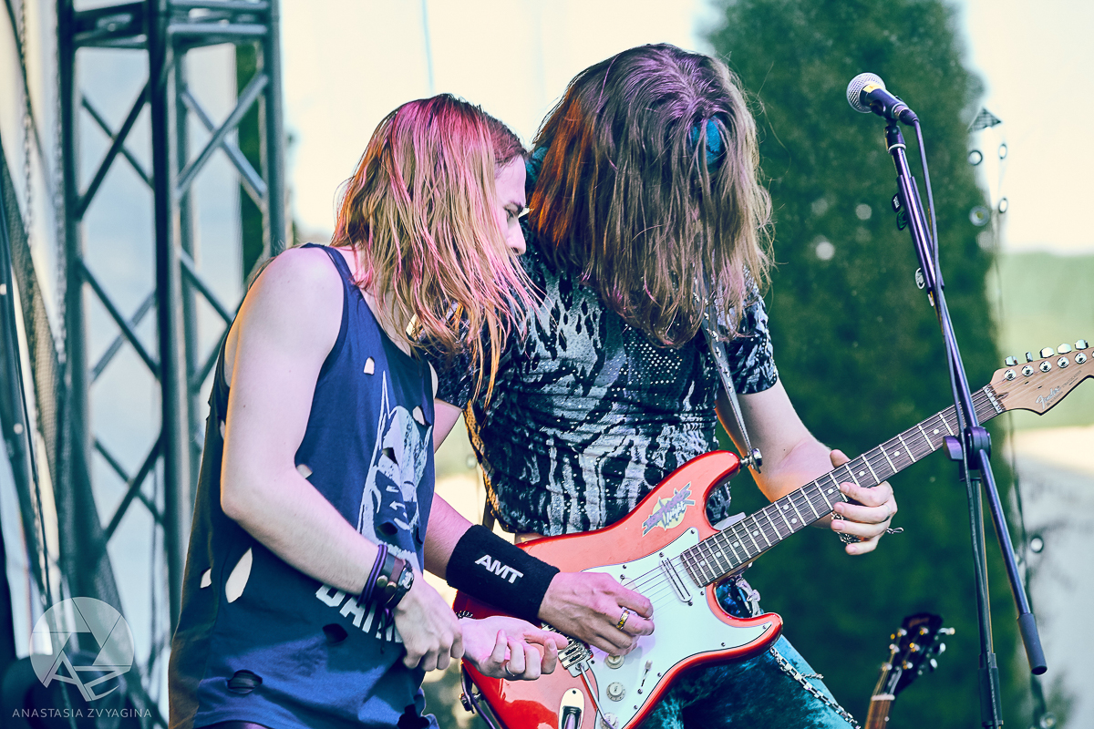 Группа Bosphorus Night – яркая звездочка на владимирской музыкальной сцене. Лосины и вызывающий макияж, мощные гитарные хуки, прилипчивые мелодии. Наконец, ставшая популярной у молодежи вечеринка имени себя, на которой бананы поливаются сливками, а музыкальные номера могут быть внезапно разбавлены настоящим стриптизом