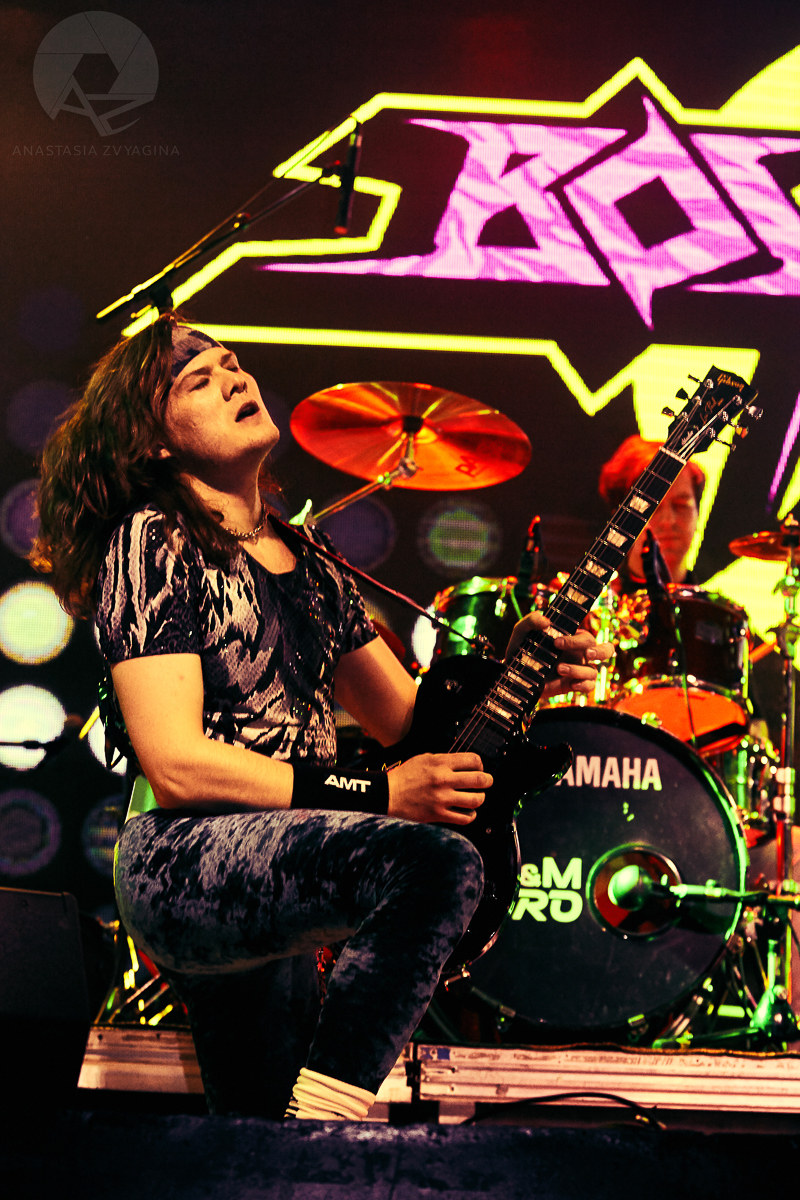 Группа Bosphorus Night – яркая звездочка на владимирской музыкальной сцене. Лосины и вызывающий макияж, мощные гитарные хуки, прилипчивые мелодии. Наконец, ставшая популярной у молодежи вечеринка имени себя, на которой бананы поливаются сливками, а музыкальные номера могут быть внезапно разбавлены настоящим стриптизом