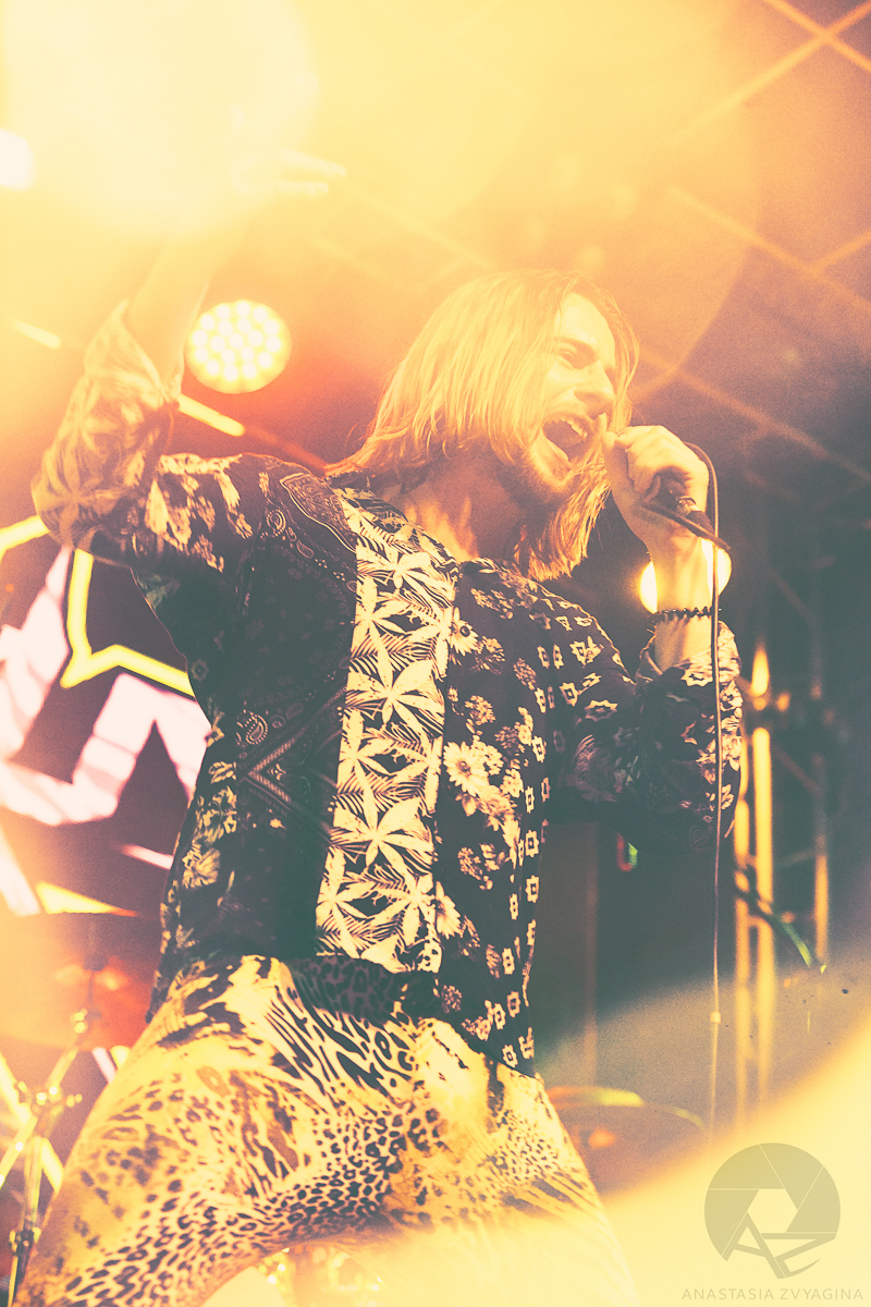 Группа Bosphorus Night – яркая звездочка на владимирской музыкальной сцене. Лосины и вызывающий макияж, мощные гитарные хуки, прилипчивые мелодии. Наконец, ставшая популярной у молодежи вечеринка имени себя, на которой бананы поливаются сливками, а музыкальные номера могут быть внезапно разбавлены настоящим стриптизом