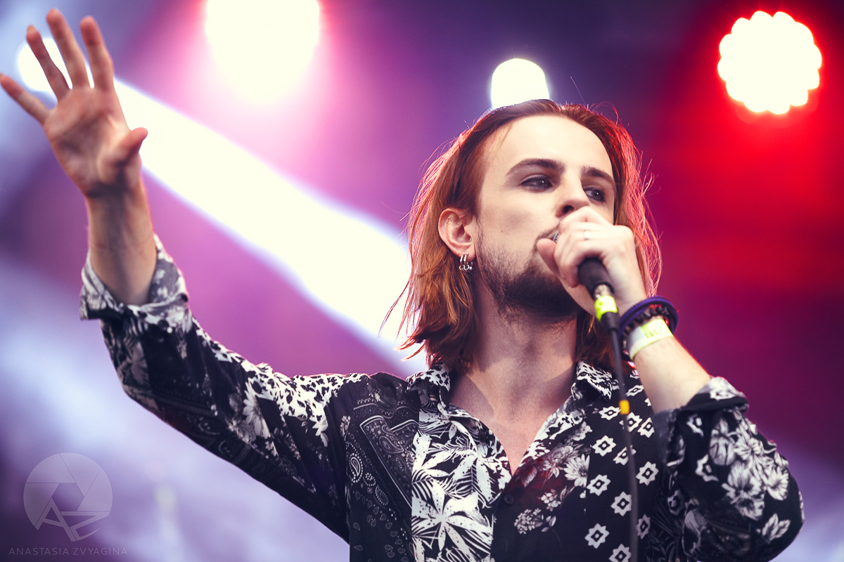 Группа Bosphorus Night – яркая звездочка на владимирской музыкальной сцене. Лосины и вызывающий макияж, мощные гитарные хуки, прилипчивые мелодии. Наконец, ставшая популярной у молодежи вечеринка имени себя, на которой бананы поливаются сливками, а музыкальные номера могут быть внезапно разбавлены настоящим стриптизом