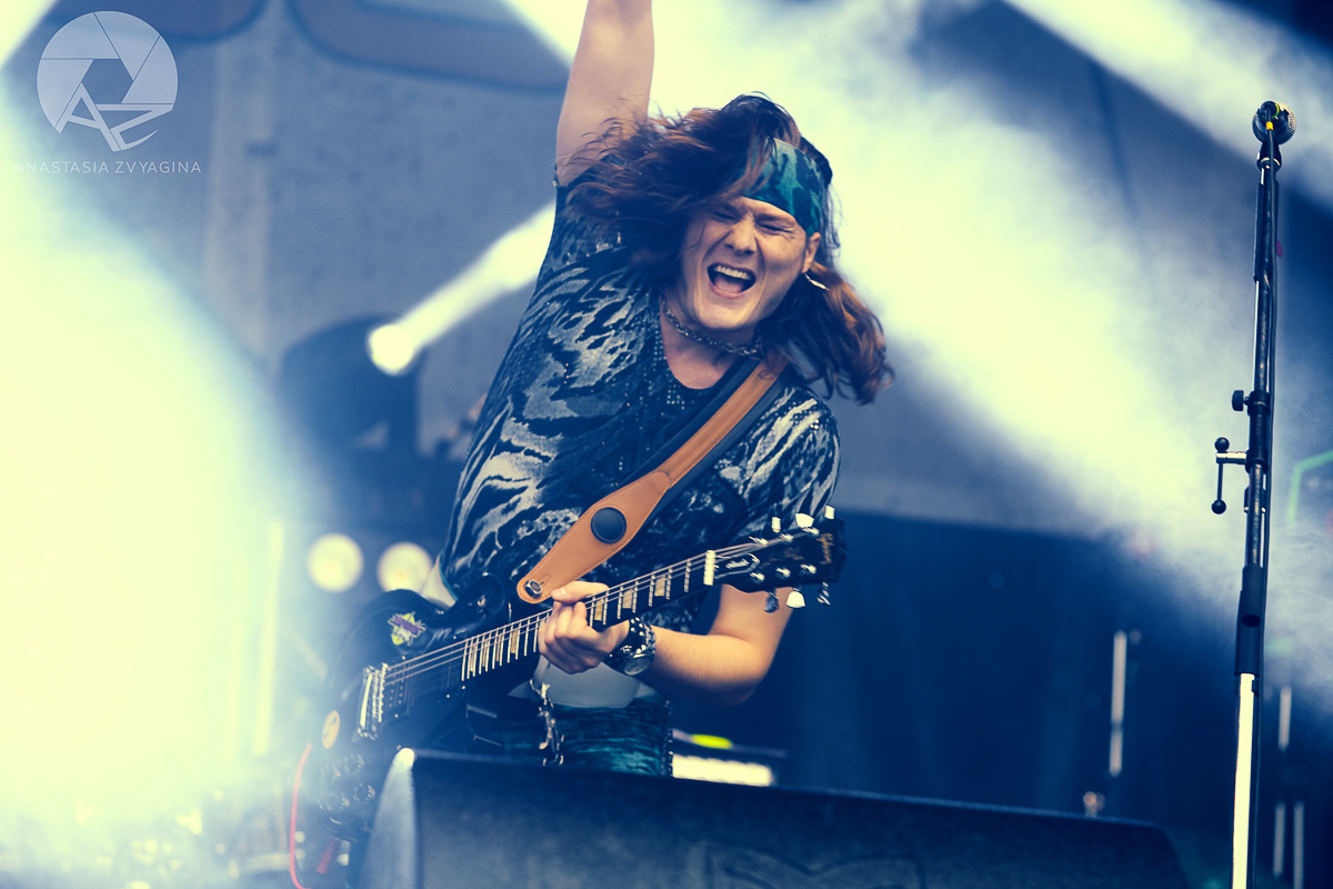 Группа Bosphorus Night – яркая звездочка на владимирской музыкальной сцене. Лосины и вызывающий макияж, мощные гитарные хуки, прилипчивые мелодии. Наконец, ставшая популярной у молодежи вечеринка имени себя, на которой бананы поливаются сливками, а музыкальные номера могут быть внезапно разбавлены настоящим стриптизом