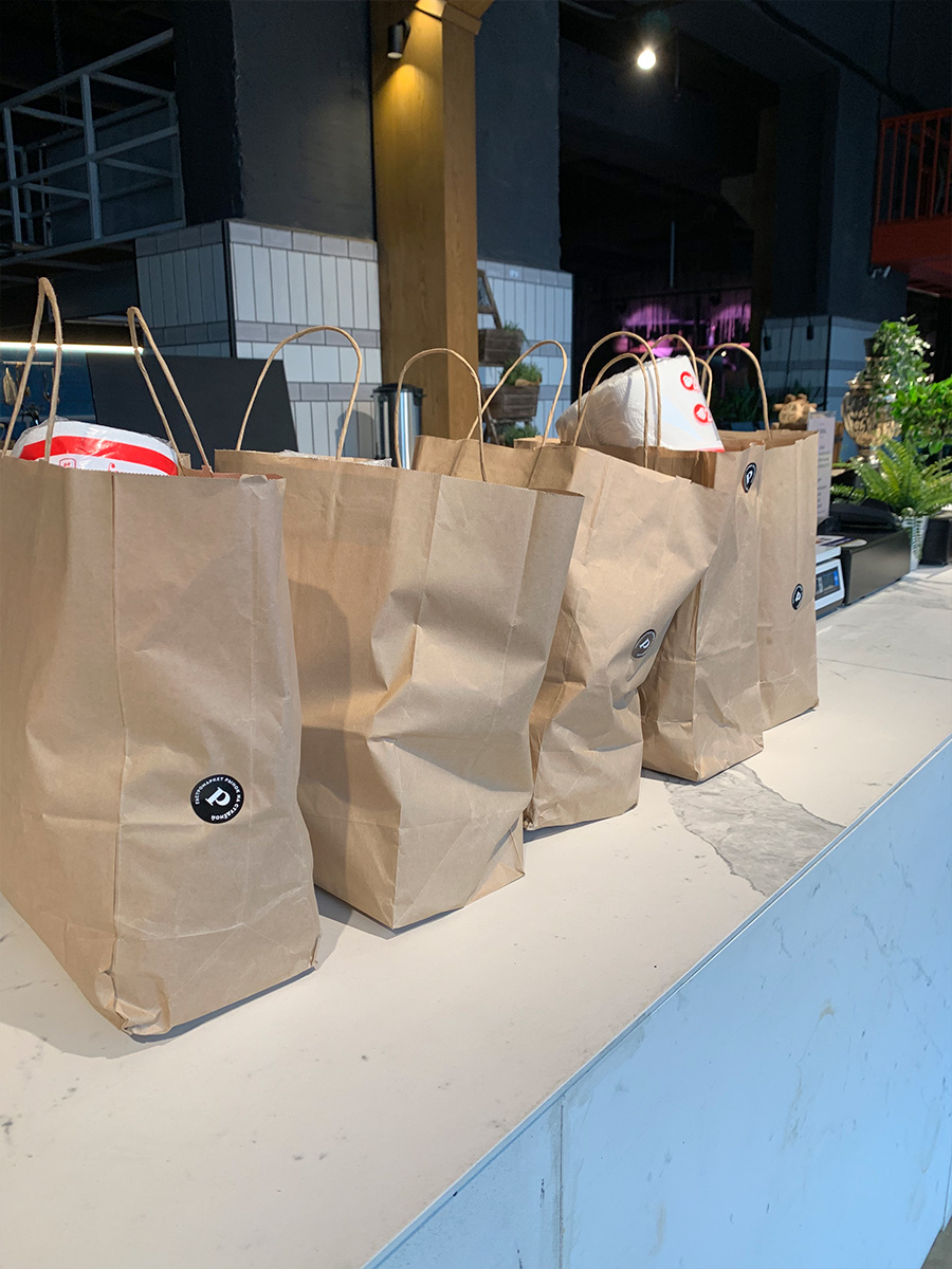 Гастромаркет «Рынок на Студеной» запустил благотворительную акцию. Во время карантина его сотрудники будут развозить бесплатные наборы продуктов для особо нуждающихся