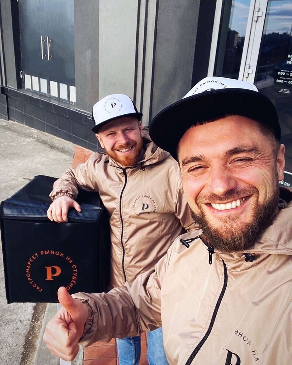 Гастромаркет «Рынок на Студеной» запустил благотворительную акцию. Во время карантина его сотрудники будут развозить бесплатные наборы продуктов для особо нуждающихся