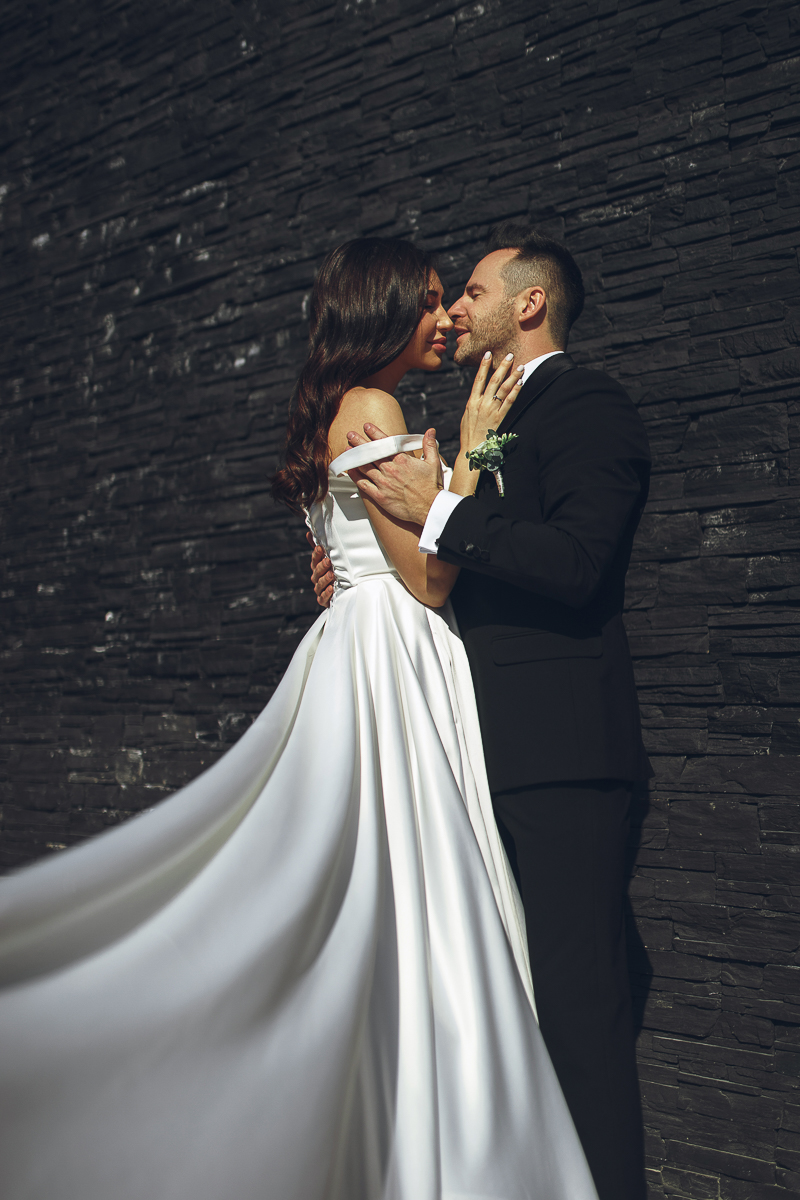 Теперь любовь проверяется не временем и расстоянием, а режимом самоизоляции. Мы поговорили с пятью владимирскими парами о том, как они с этим справляются. Кто-то ругается, испытывая стресс от всего происходящего, а кто-то умудряется даже жениться