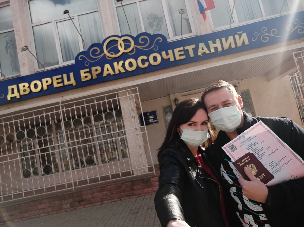 Теперь любовь проверяется не временем и расстоянием, а режимом самоизоляции. Мы поговорили с пятью владимирскими парами о том, как они с этим справляются. Кто-то ругается, испытывая стресс от всего происходящего, а кто-то умудряется даже жениться