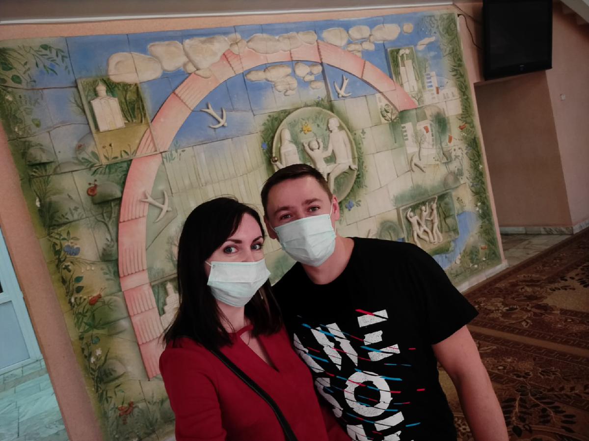 Теперь любовь проверяется не временем и расстоянием, а режимом самоизоляции. Мы поговорили с пятью владимирскими парами о том, как они с этим справляются. Кто-то ругается, испытывая стресс от всего происходящего, а кто-то умудряется даже жениться