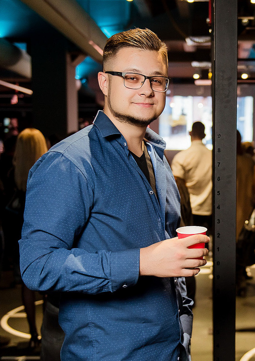 Независимая художница Елена Жажело вдохновилась работой творческих коллег над брендом города и решила создать свои варианты логотипа. Наброски оценил Егор Тыркин, один из самых известных дизайнеров Владимира