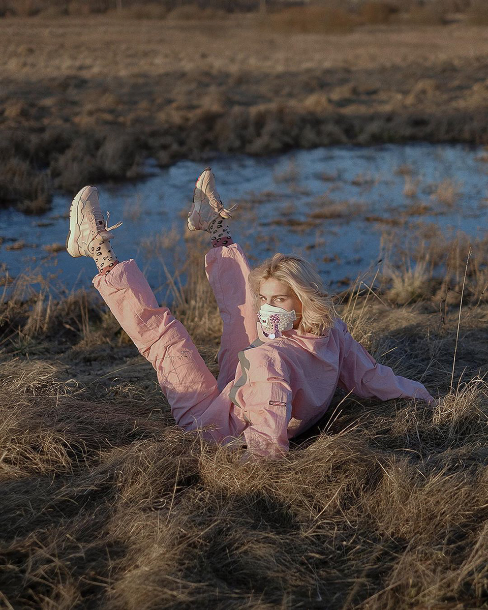 Красоте жертвы не нужны, что доказывает тренд на хэнд-мэйд маски. Разбираемся, безопасны они или же просто эффектны