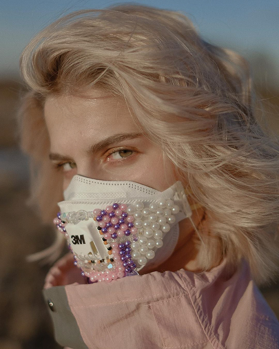 Красоте жертвы не нужны, что доказывает тренд на хэнд-мэйд маски. Разбираемся, безопасны они или же просто эффектны