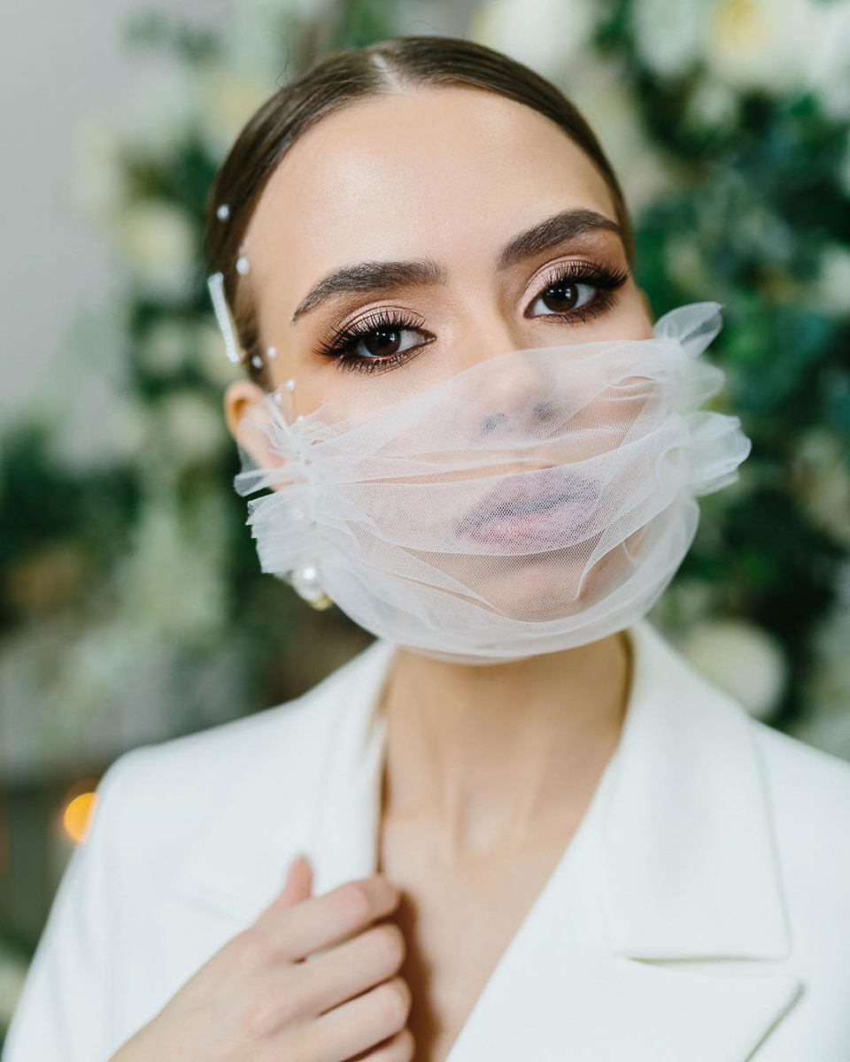 Красоте жертвы не нужны, что доказывает тренд на хэнд-мэйд маски. Разбираемся, безопасны они или же просто эффектны