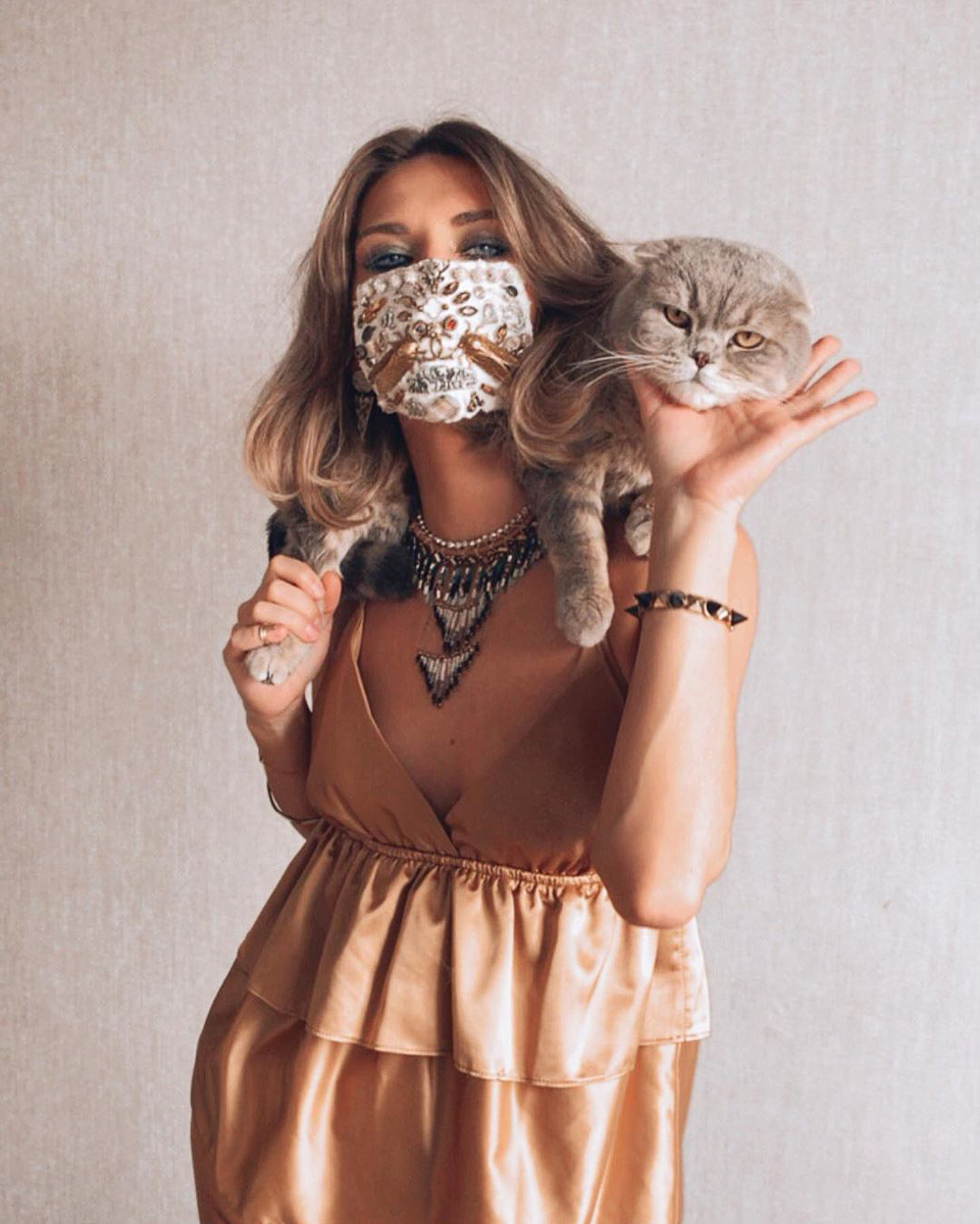 Красоте жертвы не нужны, что доказывает тренд на хэнд-мэйд маски. Разбираемся, безопасны они или же просто эффектны