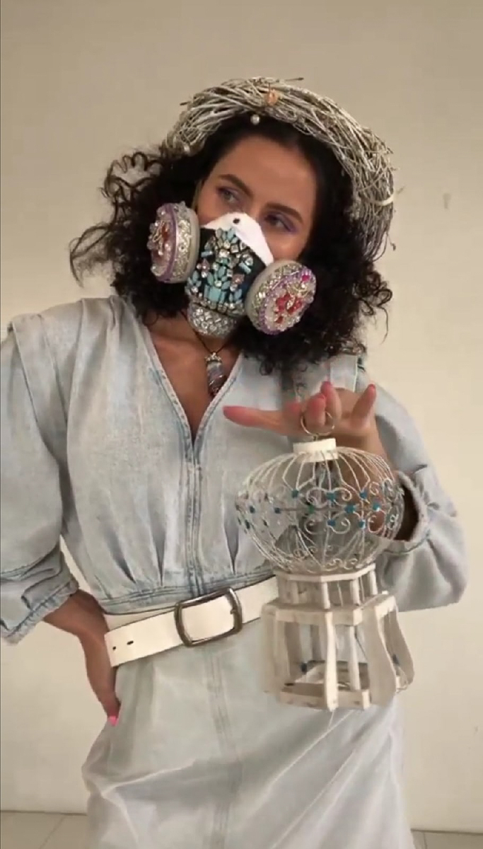 Красоте жертвы не нужны, что доказывает тренд на хэнд-мэйд маски. Разбираемся, безопасны они или же просто эффектны